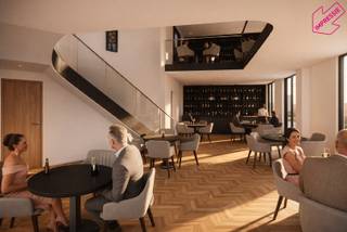 Op een strategische hoeklocatie, met uitstekende zichtbaarheid dankzij de splitsing op de Amerikalei, bieden wij dit casco handelsgelijkvloers aan. Het pand combineert een gelijkvloers met een functionele mezzanine, waardoor het geschikt is voor een winkel, kantoor, showroom of horecaconcept. Verder is er via de mezzanine toegang tot de patio. <br /><br />Dankzij de hoekligging geniet u van een optimale lichtinval en maximale zichtbaarheid, terwijl de mogelijkheid om een groot terras te plaatsen een extra commerciële troef vormen. De centrale ligging verzekert bovendien een vlotte bereikbaarheid voor zowel voetgangers als verkeer.<br /><br />Troeven: <br />- Strategische hoekligging met maximale zichtbaarheid<br />- In te richten volgens eigen concept<br />- Gelijkvloers + mezzanine voor multifunctioneel gebruik<br />- Uitstekend terraspotentieel<br />- Centrale ligging <br /><br />Een unieke kans voor ondernemers die willen investeren in een toplocatie met veelzijdige commerciële mogelijkheden.<br /><br />EPC: E<br />Van zodra de renovatiewerken zijn afgerond, zal de EPC-score verbeteren.