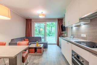 Bent u op zoek naar een vakantieappartement in Limburg waar rust, natuur en recreatie hand in hand gaan? Dan is dit gezellige appartement op het populaire recreatiedomein Hengelhoef in Houthalen-Helchteren beslist een bezoek waard.<br /><br />Gelegen in het hart van Midden-Limburg, vormt Hengelhoef de ideale uitvalsbasis voor zowel ontspanning als avontuur. Vanuit het domein bereikt u vlot tal van toeristische trekpleisters zoals Genk, Hasselt en Bokrijk. Daarnaast bevindt het park zich midden in een groene omgeving met uitgestrekte bossen, heidegebieden en talrijke wandel- en fietsroutes.<br /><br />Het appartement maakt deel uit van een kleinschalige cluster van vakantiewoningen aan de ingang van het domein. Dankzij de ligging op het gelijkvloers geniet u van optimaal comfort en een vlotte toegankelijkheid.<br /><br /><strong>INDELING</strong><br />Binnenin treft u een aangename en lichtrijke leefruimte met een gezellige zit- en eethoek. De open keuken sluit naadloos aan op de leefruimte en biedt alle nodige functionaliteiten voor een zorgeloos verblijf.<br />Verder beschikt het appartement over een badkamer uitgerust met douche, wastafel en toilet, evenals slaapgelegenheid voor maximaal vijf personen. Hierdoor is het vakantieverblijf uitermate geschikt voor gezinnen, koppels of investeerders die op zoek zijn naar een interessante recreatieve verhuurmogelijkheid. Een absolute meerwaarde is het zonnige, zuidgerichte terras, waar u in alle rust kunt genieten van de namiddag- en avondzon.<br /><br /><strong>DOMEIN HENGELHOEF</strong><br />Recreatiedomein Hengelhoef staat bekend om zijn uitgebreide recreatieve voorzieningen voor jong en oud. Op het domein en in de directe omgeving vindt u onder meer diverse speeltuinen, sport- en ontspanningsmogelijkheden, een openluchtzwembad en een indrukwekkend subtropisch zwemparadijs op wandelafstand. Daarnaast beschikt het park over een strandbad, ligweides en verschillende recreatieve faciliteiten die zorgen voor eindeloos vakantieplezier.<br /><br /><strong>TROEVEN OP EEN RIJ</strong>
<ul>
<li>Gelegen op het geliefde recreatiedomein Hengelhoef</li>
<li>Centrale ligging in Midden-Limburg</li>
<li>Gelijkvloers appartement met praktische indeling</li>
<li>Slaapgelegenheid voor 5 personen</li>
<li>bosrijke omgeving met wandel- en fietsmogelijkheden</li>
</ul>
<br />Genieten van rust, natuur en recreatie in het hart van Limburg? Ontdek de mogelijkheden van dit charmante vakantieappartement op Hengelhoef.<br /><br />Heeft deze vakantiewoning in Houthalen-Helchteren uw interesse gewekt? Neem dan snel contact met ons op via <span><strong>089 23 44 22</strong></span> of mail naar <span><strong>info@immoverslegers.be</strong></span>!<br /><br /><em>-Stedenbouwkundige informatie in aanvraag-</em><br />