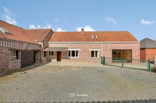 VALIMMMAS verkoopt deze rustig en landelijk gelegen hoeve op 40 are, met schuren, stallingen en weide. Het gelijkvloers (woongedeelte) bestaat...