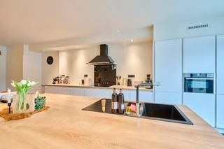 Zeer verrassend ruime, energiezuinige gezinswoning met centrale liggingDeze modern afgewerkte gesloten bebouwing is gelegen op de Tienschuur 2B in...