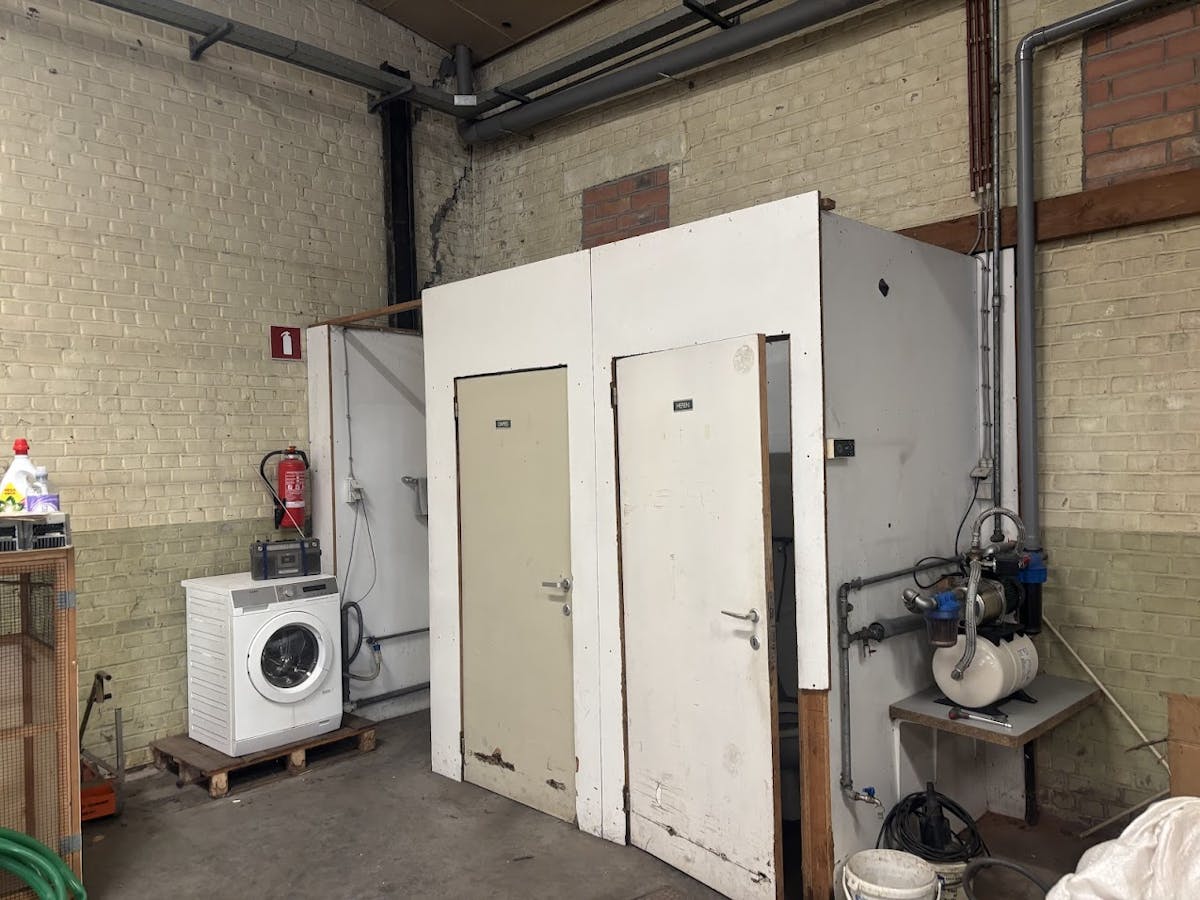 Warehouse of approximately 900m² for rent in Deerlijk. - photo 4