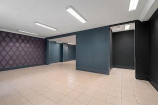 <p><strong>Te koop: Handelsruimte in Middelkerke, gelegen in residentie L'Aube.</strong><br /><br /> </p>
<p>Deze handelsruimte op het gelijkvloers van residentie L'Aube biedt een unieke opportuniteit in het bruisende centrum van Middelkerke-bad. Dankzij de uitstekende ligging is dit pand ideaal als stockageruimte voor zelfstandigen, handelaars of investeerders die op zoek zijn naar een praktische en vlot bereikbare opslagplaats. Momenteel wordt de ruimte ook effectief als stockage gebruikt.<br /><br /> </p>
<p>Het pand beschikt over een ruime gelijkvloerse handelsruimte en een grote kelder, samen goed voor bijna 150 m² aan opslagruimte. Daarnaast biedt het eigendom een interessant herbestemmingspotentieel: mits goedkeuring van de VME en de gemeente kan het worden omgevormd tot een ruim appartement met twee slaapkamers.<br /><br /> </p>
<p>Een bijkomende troef is dat het gelijkvloers, conform de basisakte, niet bijdraagt aan de syndickosten. Enkel voor de kelder zijn syndickosten verschuldigd.<br /><br /> </p>
<p>• Gelijkvloerse handelsruimte met ruime kelder, samen bijna 150 m²<br />• Centrale ligging in het hart van Middelkerke-bad, ideaal als opslagruimte<br />• Mogelijkheid tot omvorming naar een appartement met 2 slaapkamers (mits goedkeuring)</p>
<p><br /><br /><strong>Troeven:</strong><br />• Gelegen in residentie L'Aube, op een toplocatie in Middelkerke-bad<br />• Gelijkvloers vrijgesteld van syndickosten volgens de basisakte<br />• Veel opslagruimte en interessant herbestemmingspotentieel<br /><br /> </p>
<p>Neem vandaag nog contact op met Liam voor meer informatie of een bezoek.<br /><br /> </p>
<p><strong>JOUW DROOMHANDELSPAND. ZO GEVONDEN!</strong></p>