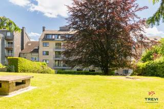 <p>Dans le centre-ville d’Arlon, TREVI LUXEMBOURG vous propose un charmant appartement 2 chambres lumineux avec jardin, terrasse, parking intérieur et cave à usage privatif. Situé au rez-de-chaussée, il se compose comme suit : hall d'entrée, pièce de vie avec cuisine équipée ouverte, WC indépendant, hall de nuit, 2 grandes chambres (13 m² et 12m²) et salle de douche. Équipements : Chauffage électrique, double vitrage, parlophone et détecteur incendie. Extérieurs : un emplacement de parking intérieur privatif (P17), cave (C19) inclus dans le prix. PEB E. Charges communes limitées (150€ par mois). A proximité immédiate des équipements publics et des axes de circulation. Renseignements, plan et visites sur rendez-vous avec l’agence +32 63 229 269 - info@treviluxembourg.be</p>
<p></p>
<p><strong><u>RENSEIGNEMENTS GENERAUX</u></strong></p>
<p>Revenu cadastral net : 1.094€</p>
<p>PEB : Classe E</p>
<p>Superficie habitable : 83 m2 <em>(Selon PEB)</em></p>
<p>Orientation : Sud <em>(façade avant)</em></p>
<p>Disponibilité : A l’acte</p>
<p><strong><u>COMPOSITION ET SUPERFICIE APPROXIMATIVE DES PIECES</u></strong></p>
<p><strong><u>Rez-de-chaussée (avec ascenseur)</u></strong></p>
<p>Hall d'entrée env 4 m²</p>
<p><em><u>Équipement :</u></em></p>
<ul>
<li><em> </em><em>Parlophone</em></li>
</ul>
<p>WC indépendant env 1,56 x 0,84 = 1,82 m²<em> </em></p>
<p><em><u>Équipement :</u></em></p>
<ul>
<li><em> </em><em>Lave main </em></li>
</ul>
<p>Pièce de vie env 5,39 x 3,82 = 20,64 m²</p>
<p><em><u>Équipement :</u></em></p>
<ul>
<li><em> </em><em>Prise internet</em></li>
</ul>
<p>Cuisine équipée ouverte env 2,77 x 2,40 = 6,67 m²</p>
<p><em><u>Équipement :</u></em></p>
<ul>
<li><em> </em><em>Taque de cuisson </em></li>
<li><em> </em><em>Frigo </em></li>
<li><em> </em><em>Lave-vaisselle</em></li>
<li><em> </em><em>Évier inox avec égouttoir</em></li>
<li><em> </em><em>Meubles de rangement</em></li>
</ul>
<p>Hall de nuit env 3 m²<em> </em></p>
<p><em><u>Équipement :</u></em></p>
<ul>
<li><em> </em><em>Meuble sur mesure</em></li>
<li><em> </em><em>Ballon d’eau chaude</em></li>
<li><em> </em><em>Coffret électrique</em></li>
</ul>
<p>Salle de douche env 2,60 x 1,66 = 4,32 m²<em> </em></p>
<p><em><u>Équipement :</u></em></p>
<ul>
<li><em> </em><em>Douche </em></li>
<li><em></em><em> Evier double avec miroir</em></li>
<li><em> </em><em>Radiateur électrique </em></li>
<li><em> </em><em>Meubles de rangement</em></li>
<li><em> </em><em>Raccordement machine à laver</em></li>
</ul>
<p>Chambre 1 env 3,95 x 3,87 = 15,31 m²</p>
<p><em><u>Équipement :</u></em></p>
<ul>
<li><em> </em><em>Meuble sur mesure</em></li>
<li><em> </em><em>Accès terrasse et jardin</em></li>
</ul>
<p>Chambre 2 env 3,97 x 3,25 = 12,94 m²</p>
<p><strong><u>Extérieur</u></strong></p>
<p>Cave privative (C19) env 5 m²</p>
<p>1 emplacement parking privatif intérieur (P17)</p>
<p>Jardin privatif</p>
<p>Terrasse privative</p>
<p></p>
<p><em>Ces informations sont données à titre informatif et n'ont aucune valeur contractuelle. Toute imprécision ou inexactitude ne pourra entrainer un recours</em><em>.</em></p>
<p></p>
