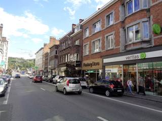 Opbrengsteigendom (bestaande uit een handelsgelijkvloers + bovengelegen appartement) te koop, gelegen in het volle centrum van Hoei op...