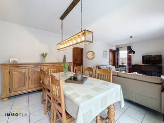 Deze uitstekend onderhouden halfopen bebouwing verwelkomt u via de inkomhal met gastentoilet. De ruime en lichtrijke leefruimte met eetplaats...