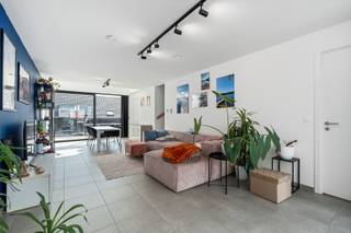 <p><strong>Ben je op zoek naar een recente nieuwbouwduplex (2020) met 3 slaapkamers, 3 terrassen en ondergrondse parkeerplaats in Aalst? Gevonden!</strong></p>
<p>In een rustige wijk, op fiets- en wandelafstand van het centrum van Aalst, het station en het OLV-ziekenhuis, vind je deze stijlvolle nieuwbouwduplex uit 2020. Dankzij de ligging geniet je hier van rust én een uitstekende bereikbaarheid. Het appartement bevindt zich op de tweede en derde verdieping van een verzorgd gebouw met lift en biedt alle comfort dat je vandaag verwacht. Wat deze eigendom echt uniek maakt, zijn de maar liefst drie terrassen. Hierdoor geniet je op elk verdiep van een aangename buitenruimte en extra lichtinval, wat zorgt voor een bijzonder ruim en open gevoel. Met EPC-label A, een condensatieketel, hoogrendementsglas, zonnepanelen en een ventilatiesysteem type D woon je hier bovendien energiezuinig en toekomstgericht. Ook de conforme elektrische keuring en videofoon zijn mooie extra troeven. Op de ondergrondse verdieping beschik je daarnaast over een private parkeerplaats en kelderberging, die verplicht zijn aan te kopen voor de prijs van 25.000 euro.</p>
<p>Je komt binnen via de inkomhal met apart toilet. De lichtrijke leefruimte sluit mooi aan op de volledig geïnstalleerde keuken en biedt toegang tot het eerste ruime terras van maar liefst 20 m². Verder vind je op deze verdieping een praktische berging, een eerste badkamer met douche en twee slaapkamers, die eveneens toegang hebben tot een eigen terras. Via de praktische trap bereik je de bovenverdieping, waar zich de master bedroom bevindt met dressing en een tweede badkamer met ligbad. Ook hier geniet je opnieuw van een extra terras, wat deze duplex een uitzonderlijk wooncomfort geeft.<br /><br />Verplichte aankoop van staanplaats en berging voor 25.000 euro. </p>