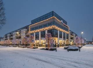 Top locatie hoek kantoor op de 2e verdieping van ca 220 m² privatief.Makkelijk in te delen naar eigen behoeften, veel natuurlijke lichtinval.Parkings...