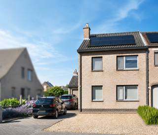 IN OPTIE - GEEN BEZOEKEN MEER MOGELIJK🏡 TE KOOP RECHTSTREEKS VAN EIGENAAR (ZONDER IMMO)<br />Bent u op zoek naar een instapklare, energiezuinige en asbestveilige halfopen bebouwing in een rustige, aangename buurt in Ternat? Zoek niet verder! Deze ruime gezinswoning met een bewoonbare oppervlakte van 145 m² biedt alle modern comfort, een fijne indeling en tal van uitbreidingsmogelijkheden. <br /><br />📍 Bezoek? <br />Op afspraak<br /><br /><br />✨ Belangrijkste troeven & indeling:<br />Gelijkvloers:<br />Lichtrijke living met een volledig uitgeruste open keuken.<br />De leefruimte geeft direct uit op een gezellige en lichte veranda. <br />Handig waskot/berging en een apart toilet. <br />Inpandige garage. <br /><br />Eerste verdieping:<br />2 ruime slaapkamers met veel natuurlijk licht.<br />1 kleine kamer, ideaal als bureau voor telewerk, babykamer of als hobbyruimte.<br />Comfortabele badkamer voorzien van zowel een ligbad als een douche.<br />Tweede aparte toilet. <br />Grote geïsoleerde zolderruimte met de mogelijkheid tot het omvormen tot een extra kamer (bv. grote slaapkamer of speelruimte).<br /><br />Tuin:<br />Volledig omheinde tuin met terras, tuinhuis en houtopslag.<br /><br /><br />📊 Officiële Kenmerken & Technische fiches:<br />Als koper geniet u van volledige transparantie. Alle verplichte keuringen zijn reeds up-to-date aanwezig: <br />Energieprestatie (EPC): Label B (174 kWh/m² jaar). Dit is een uitstekende score (ver verheven boven het gemiddelde van 373 kWh/m² jaar voor gelijkaardige woningen)! <br />Certificaatnummer: 20230323-0002846658-RES-1 <br />Asbestveiligheid: Volledig conform en gecertificeerd als asbestveilig! Er is dus geen verhoogd risico aanwezig, wat u gemoedsrust geeft. <br />Attestnummer: 20230409-000109.000<br />Zonnepanelen en laadpaal aanwezig <br /><br /><br />Kom kijken en word verliefd op deze woning!<br />