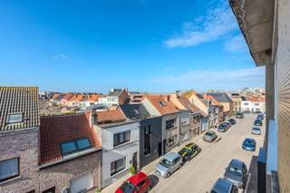 Dit lichtrijk en onderhouden appartement te koop is gelegen op de derde verdieping van de Residentie Schapenstraat te Stene (Oostende). Dit appartement is volledig instapklaar en bovendien geniet u van een rustige doch centrale ligging met het openbaar vervoer en alle voorzieningen op wandelafstand.<br /><br />Indeling:<br />- inkomhal <br />- lichtrijke leefruimte<br />- open keuken voorzien van een keukeneiland, keramisch kookvuur, oven, microgolfoven, vaatwasmachine, koelkast, diepvries en spoeltafel<br />- praktische bergruimte aanpalend aan de keuken met aansluiting voor een wasmachine<br />- badkamer voorzien van een ligbad, badkamermeubel met dubbele lavabo, spiegelkast, toilet en een douche met twee regendouchekoppen<br />- slaapkamer 1 (13 m²) met toegang tot het terras<br />- slaapkamer 2 (10 m²) met toegang tot het terras<br />- terrasje (7 m²) <br />- extra bergruimte langs de inkomhal <br />- afzonderlijk toilet <br /><br />Mogelijkheid tot aankopen van een garagebox in het gebouw!<br /><br />Pluspunten:<br />- nieuwe verwarmingsketel (2023)<br />- positieve elektrische keuring <br />- instapklaar <br />- twee volwaardige slaapkamers <br />- terras <br />- rustige locatie te Stene met alle faciliteiten binnen handbereik<br />- privatieve berging op het gelijkvloers, ideaal voor fietsen<br /><br />Bent u op zoek naar een lichtrijk en instapklaar appartement te koop te Oostende? Contacteer ons voor een bezoek ter plaatse!<br /><br />Bestuursmaatregelen in het maatregelenregister: in aanvraag