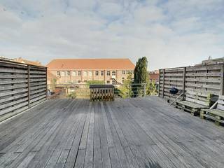 Cet appartement spacieux dispose d'un grand jardin urbain et d'une terrasse. Il est situé dans la Boterstraat, à proximité du marché d'Ypres. L'appartement offre de nombreuses options et bénéficie d'un emplacement central au cœur de la ville.<br /><br />MISE EN PAGE<br />Étage +1 : <br />- Entrée <br />- Local technique/stockage <br />- Toilettes séparées <br />- Salle de bain avec douche et double vasque avec placards <br />- 2 chambres (12 + 13 m²) <br />- Salon lumineux (28 m²) <br />- Cuisine ouverte (9 m²) avec cuisinière, hotte, four combiné, réfrigérateur et placards intégrés <br />- Grenier isolé spacieux<br /><br />À l'extérieur : <br />- Terrasse sur le toit (50 m²) <br />- Jardin avec abri de jardin <br />- Sortie séparée<br /><br />Êtes-vous intéressé par cette propriété à louer à Ypres ? Naviguez ensuite sur le site www.dewaele.com, cliquez sur le bouton rouge « Demander une visite » et remplissez le profil du locataire. Ensuite, nous vous contacterons pour une visite.