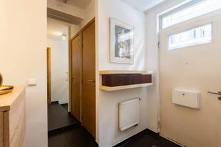 <p><span><strong>Prachtig duplexappartement in het hart van Brussel</strong></span></p>
<p>Bent u op zoek naar een ruim en comfortabel appartement op een toplocatie? Dan is dit duplexappartement in de Trapstraat te Brussel precies wat u zoekt! Gelegen in een rustige straat op wandelafstand van de Grote Markt, station Brussel-Centraal, winkels, scholen en musea, geniet u hier van het beste wat de stad te bieden heeft: een uitstekende bereikbaarheid én het bruisende stadsleven binnen handbereik.</p>
<span>Indeling <br /></span>
<p>We betreden het appartement via de gezellige inkomhal met ingebouwde vestiaire en apart gastentoilet.<br />De lichtrijke woon- en eetkamer (41 m²) biedt dankzij de grote raampartijen een aangename leefruimte. Aansluitend bevindt zich de volledig uitgeruste open keuken met aparte bergruimte. Vanuit zowel de keuken als de woonkamer heeft u directe toegang tot het achterliggende terras, waar u in alle rust kan genieten.</p>
<p>Op de bovenverdieping bevinden zich drie slaapkamers (14,5 m² – 13 m² – 9 m²). De master bedroom beschikt over een ensuite douchekamer. Daarnaast is er een ruime badkamer met ligbad, dubbele lavabo en toilet.<br />Dankzij de prachtige vide geniet u boven van een mooi zicht op de woonkamer en de grote ramen.</p>
<p>Huurprijs: € 2.500/maand <br />- Individuele tellers - Mogelijkheid tot huren van staanplaats</p>
<p>Interesse? Contacteer ons voor een bezoek! <br /><strong>02 887 80 56 – info@impromove.be</strong></p>
<br /><strong><span><br /><br /></span></strong>
