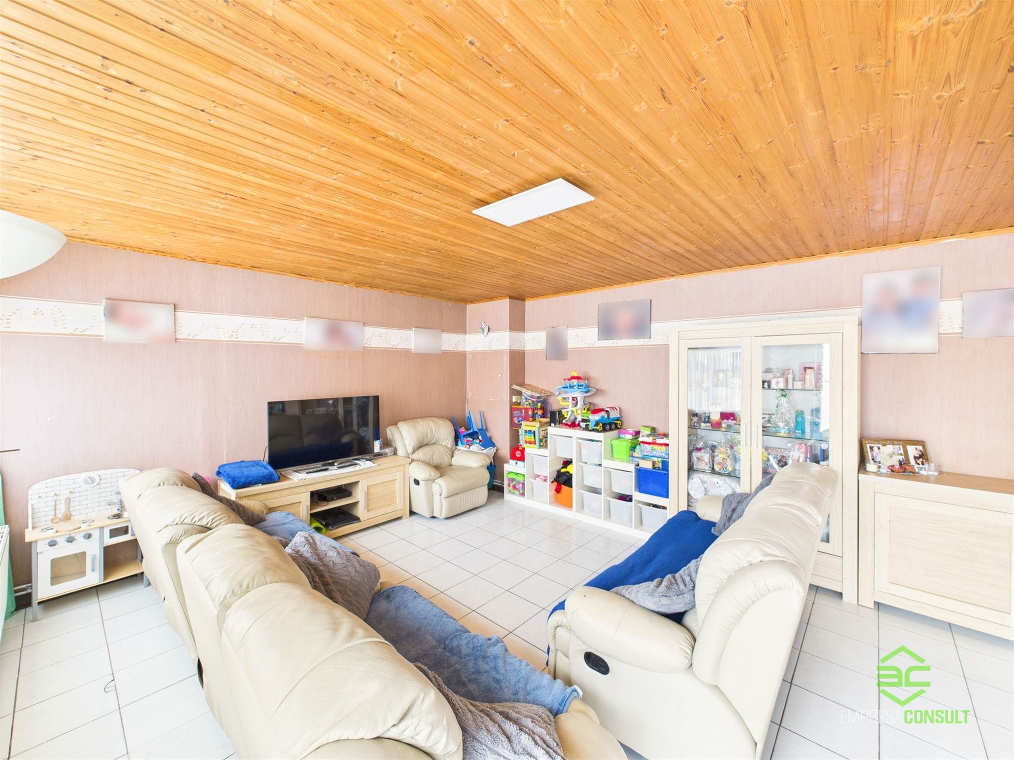 Ruime gelijkvloerse woning met 2 slpk en grote garage! - foto 3