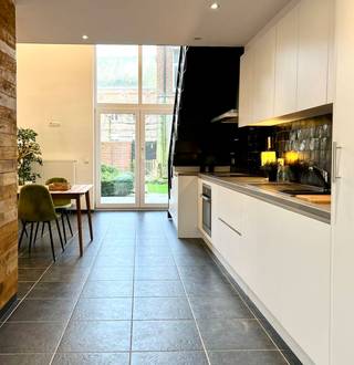Toffe LOFTWONING met 3 SLK en TUIN! Ideale STARTERSWONING of als investering (mooi rendement). INDELING: inkom met toilet en berging, leuke...