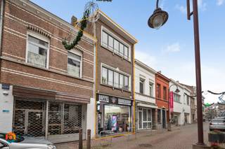 In het hart van Duffel bevindt zich deze opbrengsteigendom bestaande uit twee appartementen en handelsgelijkvloers. Het bruisende centrum, met...