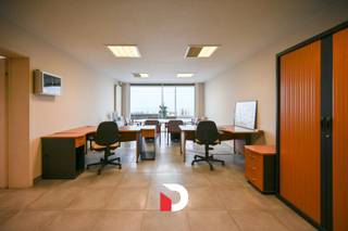 Deze gelijkvloerse handels-/kantoorruimte is gelegen op de Zeedijk te Middelkerke, en heeft een oppervlakte van ca. 104m². Deze...