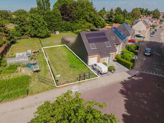 Interessant braakliggend perceel bouwgrond, rustig gelegen op ongeveer 1 kilometer van het centrum van Wervik.<br /><br />Het perceel heeft een oppervlakte van 270m² en afmetingen van 9 meter breed en 29,5 meter diep en is geschikt voor een halfopen bebouwing.<br /><br />Dankzij de rustige ligging en de nabijheid van het Sportcentrum De Pionier geniet u van een aangename woonomgeving met tal van recreatiemogelijkheden. Bovendien bevinden winkels, scholen en openbaar vervoer zich op korte afstand.<br /><br />Een interessante opportuniteit voor wie op zoek is naar een compact bouwperceel op een gunstige locatie.<br /><br />Waarom net dit aanbod overwegen?<br /><br />✔ interessante ligging<br />✔ half open bebouwing<br />✔ geen bouwverplichting<br />✔ bouw naar eigen smaak<br />✔ nabij centrum<br />✔ rustige buurt<br /><br />Interesse, bel 0486 05 88 88<br />Attesten & documenten: www.nestr.be