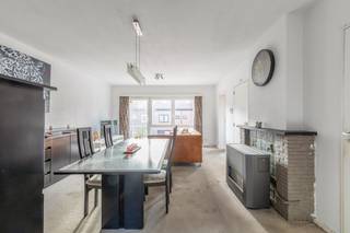 Rustig gelegen in de <strong>stationsbuurt</strong> vinden we dit <strong>te renoveren</strong> appartement met <strong>twee slaapkamers</strong>.<br /><br />Het appartement geniet van een uitstekende ligging, <strong>vlak bij het centrum van Gent</strong>, de universiteiten, station Gent-Sint-Pieters, het openbaar vervoer, campus Ledeganck, het <strong>UZ Gent</strong> en diverse <strong>invalswegen</strong>.<br /><br />Het appartement bevindt zich op de eerste verdieping en beschikt over <strong>grote raampartijen</strong> aan zowel de voor- als achterzijde, met achteraan zicht op de gemeenschappelijke tuin. De indeling omvat een inkomhal, een open woonkamer met eetplaats, een keuken met aansluitende berging, twee slaapkamers, een badkamer en een <strong>apart toilet</strong>.<br /><br />Verder beschikt het appartement over een <strong>privatieve kelderberging</strong> en een gemeenschappelijke fietsenstalling. De residentie heeft bovendien een gemeenschappelijke tuin waar alle bewoners van kunnen genieten.<br /><br />BIJZONDERHEDEN:<br />- <strong>Elektrische keuring conform</strong><br />- EPC-label B<br />- Te renoveren<br />- Vrij bij akte<br /><br />Kortom, een interessante opportuniteit voor starters of als investering!<br /><br />Voor meer informatie of een bezoek kan je contact opnemen met Theo via theo@convas.be.