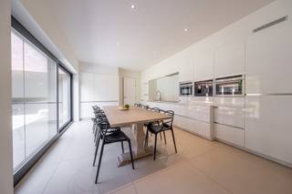 Belle villa moderne (maison BEN) dans un environnement boisé et résidentiel sur un terrain de 2.311 m². Bel espace de vie, cuisine équipée, espace polyvalent très spacieux, bureau, buanderie, sauna et chaufferie au rez-de-chaussée. À l'étage, une chambre principale avec salle de bains de luxe attenante, 2 chambres d'enfants, une deuxième salle de bains et une chambre d'amis avec salle de douche attenante. <br />Magnifique jardin avec belle terrasse et 2 pratiques remises de jardin. Grand parking à l'avant de la maison. <br />Très bel objet !<br /><br />Rez-de-chaussée :<br />Par le hall d'entrée, vous avez accès à un bureau aménagé d'un côté et de l'autre, au salon spacieux et lumineux qui se fond harmonieusement dans la cuisine de luxe. La magnifique cuisine entièrement équipée (plaque à induction, four micro-ondes + four, four à vapeur + four, 2 réfrigérateurs et un lave-vaisselle) dispose de grandes baies vitrées offrant une vue magnifique sur le jardin à l'arrière et donnant accès à la terrasse. <br />Au rez-de-chaussée, il y a également des toilettes séparées, un sauna (infrarouge + sauna finlandais), une buanderie avec de nombreux placards encastrés et la chaufferie.<br /><br />Étage :<br />À l'étage se trouve la chambre principale avec une salle de bains de luxe attenante (baignoire, douche à l'italienne, toilettes et lavabo). Également à cet étage, il y a 2 chambres d'enfants (avec placards encastrés), une deuxième salle de bains (baignoire, douche à l'italienne, toilettes et lavabo) et une chambre d'amis avec salle de douche attenante (douche à l'italienne et lavabo).<br /><br />Le beau jardin privé dispose d'une terrasse orientée sud-ouest, dont une partie est couverte, et de 2 pratiques remises de jardin.<br /><br />Remarques :<br />- Alarme et caméra présentes<br />- Connexion TV et internet dans toutes les chambres<br />- Chauffage par pompe à chaleur (air/eau)<br />- Maison très économe en énergie<br />- Panneaux solaires présents (environ 10 certificats @ 230 EUR/certificat par an)<br />- Chauffage au sol dans toute la maison<br />- 2 citernes d'eau de pluie (2 x 10.000 l) connectées à la machine à laver et 3 toilettes<br />- Système d'arrosage dans le jardin<br /><br />PEB 31 kWh/m²