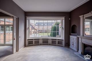 <p><span>Verrassend ruime woning met handelsgelijkvloers, dubbele garage/carport en prachtige tuin gelegen op topligging in het centrum van Essen.</span></p><p><span> </span></p><p><span>INDELING</span></p><p><span> </span></p><p><span>Gelijkvloers:</span></p><p><span>De commerciële ruimte is gelegen aan de straat en heeft een aparte ingang : hier zijn vele mogelijkheden als praktijk, kantoor,winkelpand..</span></p><p><span>De woning zelf heeft een apart inkomhal, gastentoilet en ruime traphal.</span></p><p><span>Sfeervolle en lichtrijke leefruimte met open haard, mooie parketvloer en uitzicht over de tuin.De eetkamer kan afgesloten worden middels schuifdeuren .</span></p><p><span>De keuken is comfortabel uitgerust met hedendaagse apparatuur en beschikt over een extra ontbijthoek/eetkamer. Ook hier direct contact met het terras en de tuin. Verder nog een praktische bijkeuken achter de keuken , en een ruime voorraadkelder.</span></p><p><span> </span></p><p><span>Verdieping:</span></p><p><span>Op de tussenverdieping bevindt zich een multifunctionele ruimte (nu als berging ingericht).</span></p><p><span>Eenmaal boven zijn er vooraan 3 ruime slaapkamers, de masterbedroom met grote inloopdressing geniet van het zicht op de tuin.</span></p><p><span>De badkamer is zeer groot : centraal vrijstaand ligbad, dubbele wastafel, een extra grote inloopdouche, en nog extra ingemaakte kasten.</span></p><p><span> </span></p><p><span>Tuin:</span></p><p><span>De tuin is zeer uitnodigend, met groot terras direct aan de woning, en nog een extra overdekt terras voor mooie zomeravonden. </span></p><p><span>Achteraan in de tuin bevindt zich een handige tuinberging en toegang tot de garage/carport voor 2 wagens.</span></p><p><span> </span></p><p><span> </span></p>