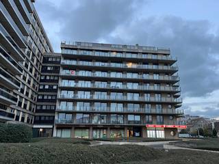 Dit appartement bevindt zich op slechts enkele stappen van zee en 600m van het centrum. De indeling is als volgt: inkomhal, woonkamer, ingerichte keuken, slaapkamer , blinde kamer, badkamer, WC en berging. Er is een terras dat volledig zuid georiënteerd is, alsook een tweede kleiner terras aansluitend aan de slaapkamer. Gemeenschappelijke fietsenberging. Mogelijkheid tot het aankopen van een garage: 50.000 €. Ref Pieter Bortier 301