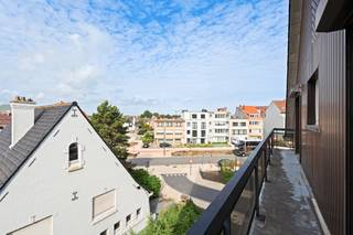 <p>Comfortabel appartement in Koksijde, rustig gelegen nabij het centrum en het openbaar vervoer.</p>

<p> </p>

<p>Dit appartement combineert een aangename ligging met een praktische indeling en veel lichtinval. Dankzij de rustige ligging zonder inkijk geniet u hier van extra privacy en een open gevoel. De leefruimte sluit aan op een zongericht terras waar u in alle rust kan ontspannen. Met 2 volwaardige slaapkamers is dit appartement ideaal als vaste woonst, tweede verblijf of investering aan de kust. Bovendien bevindt u zich dichtbij winkels, openbaar vervoer en een groene omgeving met vrij zicht.</p>

<p> </p>

<p>Belangrijkste ruimtes:<br />• Inkomhal met vlotte toegang tot de verschillende ruimtes<br />• Lichtrijke living met aangename leefruimte en toegang tot het terras<br />• Keuken met praktische indeling<br />• 2 volwaardige slaapkamers<br />• Badkamer functioneel ingericht<br />• Apart toilet<br />• Berging voor extra stockage<br />• Zongericht terras zonder inkijk</p>

<p> </p>

<p>Troeven:<br />• Rustig gelegen met veel privacy en vrij zicht<br />• 2 volwaardige slaapkamers<br />• Zongericht terras om optimaal van de buitenruimte te genieten</p>

<p> </p>

<p>Neem vandaag nog contact op met je ERA-makelaar voor een bezoek.</p>

<p> </p>

<p>JOUW DROOMAPPARTEMENT. ZO GEVONDEN!</p>