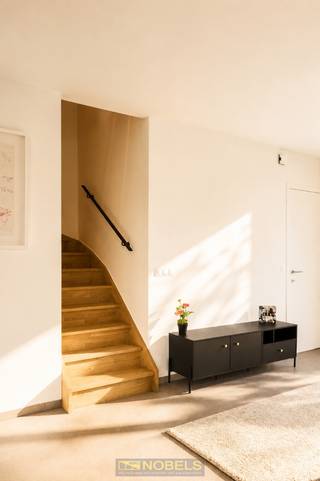 UITERST ENERGIE-EFFICIËNTE NIEUWBOUWWONING met luxueuze afwerking en UITZONDERLIJK LAAG E-PEIL (E-15), gelegen aan de iconische Katteberg in Oudenaarde. Deze stijlvolle houtskeletbouwwoningen combineren TOEKOMSTGERICHT BOUWEN MET EEN HOOG WOONCOMFORT EN EEN INDRUKWEKKEND LAGE ENERGIEKOST. Dankzij het INNOVATIEVE BOUWPROCES geniet je van een instapklare woning van 144 m², voorzien van een duurzame warmteoplossing met LUCHT-LUCHT WARMTEPOMP, 14 ZONNEPANELEN EN EEN GEAVANCEERD D+ VENTILATIESYSTEEM MET WARMTERECUPERATIE. De HOUTSKELETSTRUCTUUR staat garant voor een UITMUNTENDE ISOLATIE, SNEL EN DROOG BOUWEN, een gezond binnenklimaat en een KLEINERE ECOLOGISCHE VOETAFDRUK. Elke woning beschikt over een lichtrijke leefruimte, een volledig uitgeruste DESIGNKEUKEN MET MIELE-TOESTELLEN, drie slaapkamers, een EXTRA BUREAU of berging en een badkamer met zowel bad als inloopdouche. Met een regenwatersysteem dat automatisch omschakelt en een SNELLE OPLEVERING ben je verzekerd van efficiënt wonen. Deze energiezuinige parels liggen op wandelafstand van het centrum van Oudenaarde, scholen, winkels en NATUURGEBIED BOS ’T ENAME<br /><br /><u>Kijkwoning te bezichtigen in Merelbeke!</u><br /><br />De weergegeven prijs is exclusief: registratierechten, BTW, tuinaanleg, verfwerken en privatieve aansluitingskosten.<br /><br />Adres: Katteberg 98-100-102 te Ename (Oudenaarde)