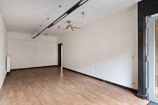 Gunstig gelegen woning bestaande uit een handelsruimte of kantoor op het gelijkvloers met een aparte inkom (72,76m2) en een appartement met 2 SLK op het 1e verdiep (88,23m2). Het pand is makkelijk bereikbaar op slechts enkele minuten rijden van de beide opritten A12 & E19 Antwerpen-Brussel. Dit eigendom werd goed onderhouden: de keuringen van de elektriciteit zijn conform en de EPC attesten hebben een goede EPC score Label B. Het plat dak werd vernieuwd en geïsoleerd. <br /><br />De indeling is als volgende:<br /><br />-1: KELDER<br />GLVL: aparte inkom naar het appartement, een traphal, inkomhall van de handelsruimte, de handelsruimte of kantoor, een 2e hal, een apart toilet en een keukenruimte met zithoek<br />1eV: het appartement bestaande uit: een woonkamer, een ingerichte keuken, een nachthall, een modern ingerichte badkamer met lichtkoepel en 2 slaapkamers. <br /><br />Er is parkeergelegenheid in de garage, voorzien van aansluiting wasmachine. Verder is er nog een binnentuin met uitweg achteraan & een betonnen tuinberging. <br />Heeft u interesse in deze woning? Contacteer ons via 03 459 99 99 of info@leximmo.be voor een bezichtiging ter plaatse!<br />