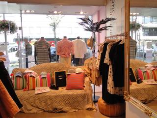 <p><span>Commercieel gelegen winkelpand met mooie etalage Paalstraat 44, Schoten</span></p><p><span>Op een schitterende locatie in het hart van de Paalstraat, dé winkelstraat van Schoten, bevindt zich dit aantrekkelijke handelspand met een mooie etalage die maximale zichtbaarheid garandeert.</span></p><p><span>Het pand loopt naar achteren breder uit, wat zorgt voor een verrassend ruime en flexibel indeelbare handelsruimte. Dankzij deze troef leent het pand zich uitstekend voor uiteenlopende commerciële doeleinden.</span></p><p><span>Extra troeven:</span></p><ul><li><span>Kleine handelaarsparking aanwezig aan overzijde</span></li><li><span>Op amper 50 meter van Parking 't Ven en het marktplein </span></li><li><span>Vlotte bereikbaarheid en constante passage</span></li><li><span>Vrij vanaf december 2026</span></li></ul><p><span>Een unieke opportuniteit voor wie zijn zaak wil vestigen op een toplocatie in Schoten!</span></p><p><span>Bezoeken uitsluitend op afspraak. Contacteer Verlimmo voor meer informatie: 03/658.31.60 of via <span>freya@verlimmo.be</span></span><span>.</span></p>