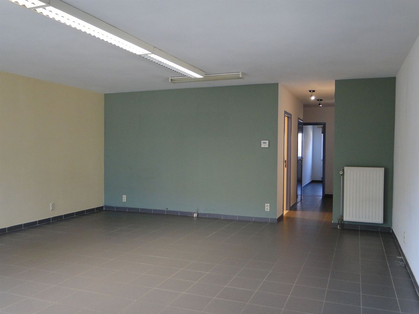 Handelsgelijkvloers met 3 autostaanplaatsen - foto 3