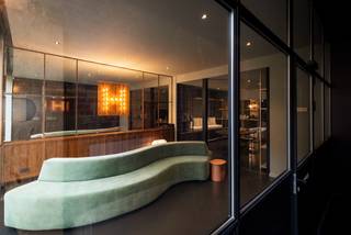 Dit recent gerenoveerde en instapklare kantoor te koop bevindt zich in de Lange Violettestraat, op een steenworp van Gent-Zuid, Sint-Anna en het historische centrum.Het pand is uitstekend bereikbaar ongeacht of u met de wagen, de fiets of het openbaar vervoer komt.Het kantoor bestaat uit een gelijkvloers en eerste verdieping en geniet van een privatieve stadstuin (mét wifi!).Oppervlakte:324 m²- Mogelijkheid om privéparkeerplaatsen bij te huren (hoeveelheid te bespreken)- Parking Zuid op wandelafstand- Vloerverwarming (op gas)- Radiatoren (op gas)- Renovatiejaar 2018- 2 vergaderruimtes- Volledig uitgeruste keuken met bar en ontspanningsruimte- Sanitair (m/v)- Privatieve buitenruimteHebt u interesse in dit kantoor te koop in het centrum van Gent? Vraag je bezoek aan via 09 245 35 35 of business.gent@dewaele.com.Bestuursmaatregelen in het maatregelenregister: nee