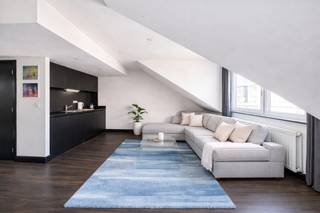 Dit charmante duplexappartement van ca. 60 m² is uitstekend gelegen aan de Plantin en Moretuslei 112 in Antwerpen, op de 3de verdieping zonder lift. De ligging biedt een vlotte bereikbaarheid en bevindt zich in de nabijheid van tal van winkels, openbaar vervoer en belangrijke invalswegen.<br /><br />Het appartement beschikt over een aangename en lichtrijke leefruimte met een open, volledig geïnstalleerde keuken, wat zorgt voor een moderne en gezellige woonervaring. Verder is er een apart gastentoilet en een praktische berging.<br /><br />Op het gelijkvloers bevindt zich een slaapkamer met aansluitende badkamer.<br /><br />De bovenverdieping biedt een tweede slaapkamer en geeft toegang tot een gezellig terras, waar u kan genieten van een aangenaam buitenmoment.<br /><br />Huurprijs: €950,00/maand + €75,00/maand (water en gemeenschappelijke kosten inbegrepen).<br />Elektriciteit en gas zijn individueel.<br /><br />Onmiddellijk beschikbaar.<br /><br />Wij helpen u graag verder en plannen met plezier een bezoek voor u in.<br />Contacteer ons via 03 203 02 02 of via immo@sidimex.be