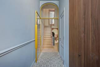 Bent u op zoek naar een instapklare woning waar authentieke charme en hedendaags wooncomfort perfect samengaan? Dan zal deze prachtig gerenoveerde woning u zeker bekoren.<br /><br />De woning beschikt over drie ruime slaapkamers, waarvan één met een praktische dressing. Authentieke elementen werden met zorg behouden en gecombineerd met een hoogwaardige renovatie, waardoor u geniet van een karaktervolle woning in een energiezuinig jasje.<br /><br />De kwalitatieve Dovy-keuken vormt het hart van de woning en sluit naadloos aan op de lichtrijke leefruimte. De stijlvolle badkamer is uitgerust met zowel een ligbad als een ruime inloopdouche.<br /><br />Verder beschikt de woning over een uitstekende EPC-score A, een conforme elektrische installatie, een ventilatiesysteem, ingemaakte kasten en een praktische kelder.<br /><br />Ook de ligging is een absolute troef. U woont op wandelafstand van het station, scholen en het bruisende centrum van Aalst, waardoor winkels, horeca en openbaar vervoer steeds binnen handbereik zijn.<br /><br />Als kers op de taart beschikt de woning over een gezellige, onderhoudsvriendelijke stadstuin waar u in alle rust kunt genieten.<br /><br />Een unieke combinatie van karakter, comfort, energiezuinigheid en een topligging. <br /><br />Meer info: arno@woonvast.be of 0478 44 20 90
