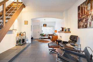 <p>Deze woning combineert comfort, licht en een prachtige ligging in het groene Kruibeke. De woning werd smaakvol vernieuwd en biedt een aangename leefruimte, moderne keuken en een mooie uitgestrekte tuin. Dankzij de ligging vlak bij het jaagpad en tal van wandel- en fietsroutes is dit een ideale plek voor wie rustig wil wonen met natuur binnen handbereik.</p>
<p><strong>De gelijkvloerse verdieping:</strong><br />- een <strong>lichtrijke</strong> en gezellige woonkamer met stijlvolle boog<br />- een open interactie met de nieuwe <strong>moderne</strong> keuken, voorzien van alle comfort<br />- een gerenoveerde badkamer met<strong> inloopdouche</strong> en dubbele lavabo</p>
<p><strong>De eerste verdieping:</strong><br />- een nachthal<br />- twee volwaardige slaapkamers<br />Daarnaast is er nog een handige bergzolder.</p>
<p><strong>De tuin:<br /></strong>- een prachtige uitgestrekte groene tuin<br />- een parkeerplaats achteraan de woning</p>
<p><strong>Algemeen:<br /></strong>- rustige ligging vlakbij jaagpad <br />- prachtige <strong>wandel- en fietsroutes</strong> in de directe omgeving<br />- EPC C<br />- volledig<strong> instapklaar <br /></strong>- <strong>privé</strong> <strong>parkeerplaats </strong>achteraan</p>
<p>Een charmante en comfortabele woning op een droomligging waar rust, natuur en woonkwaliteit perfect samenkomen. Ideaal voor wie op zoek is naar een instapklare thuis in het groene Kruibeke.<br /><br />Graag een bezoek? Bel naar +32 377 55 00 of mail naar wouter.verheylezoon@deboerenpartners.be</p>