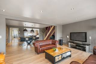 Magnifique duplex de + de 200m² avec terrasse. Moderne et situé proche de toutes les commodités. Composition : hall d’entrée avec WC séparé...