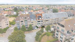 Bij het binnenkomen in dit ruime appartement in de Pater Vandemoerelaan wordt u meteen verwelkomd door een aangename en lichtrijke leefruimte. Dankzij de grote raampartijen en de zuidwestelijke oriëntatie geniet de woonkamer volop van de middag- en avondzon. De open en ruime indeling biedt voldoende plaats voor een gezellige zithoek en eetruimte.<br /><br />De volledig uitgeruste keuken sluit mooi aan op de leefruimte en beschikt bovendien over een praktische bijkeuken, ideaal voor extra bergruimte en dagelijks comfort. Op deze verdieping bevindt zich verder nog een afzonderlijk toilet en een badkamer, uitgerust met een bad en lavabo.<br /><br />Het appartement beschikt over maar liefst vier slaapkamers in totaliteit, waardoor er heel wat mogelijkheden zijn voor gezinnen, een tweede verblijf of wie graag over een aparte hobby- of bureauruimte beschikt. Twee ruime slaapkamers bevinden zich aan de achterzijde en genieten van een aangenaam zicht op de tuin. Een derde kamer is geschikt als kinderkamer en beschikt over een aansluitende badkamer met douche die via een glazen deur mooi verbonden is met de kamer.<br /><br />Ook op het gelijkvloers biedt de woning heel wat extra mogelijkheden. Hier bevindt zich een garagebox, een afzonderlijke vierde slaapkamer met zicht op de tuin en een extra badkamer met douche, lavabo en toilet. Deze aparte ruimte kan bijzonder interessant zijn voor gasten, een ouder kind of als extra leef- of werkruimte.<br /><br />De ligging is een absolute troef. Het appartement bevindt zich op een boogscheut van het centrum van De Haan en tegelijk vlak bij het strand en het bos. Alles wat De Haan zo aantrekkelijk maakt, bevindt zich dus binnen handbereik.<br /><br />Met zijn ruime indeling, vier slaapkamers, meerdere badkamers, garagebox, zonnige oriëntatie en uitstekende ligging is dit een bijzonder veelzijdig appartement. Een ideale keuze als vaste woonst, tweede verblijf of interessante investering aan de kust.<br /><br />