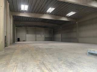 <p>Meerdere magazijnunits te huur gelegen aan de Leuvensesteenweg 124 in Boortmeerbeek, ideaal gelegen tussen Brussel, Mechelen en Leuven.</p>
<p>De site geniet van een uitstekende bereikbaarheid dankzij de nabijheid van belangrijke verbindingswegen naar de E19 en E314, met vlotte verbindingen richting Brussel, Antwerpen en Leuven. Deze centrale ligging maakt het pand bijzonder geschikt voor logistiek, opslag en distributieactiviteiten.</p>
<p>De omgeving bestaat uit een dynamische mix van industriële bedrijven, KMO’s en commerciële zones, wat zorgt voor een professionele en levendige werkomgeving. Ook het openbaar vervoer is goed vertegenwoordigd, met bushaltes in de nabijheid en een gemakkelijk bereikbare treinstation.</p>
<p>De beschikbare units maken deel uit van een functioneel en flexibel geheel, geschikt voor diverse professionele activiteiten, met een goede toegankelijkheid voor bestelwagens en vrachtverkeer.</p>