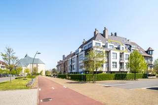 <p>Ontdek dit prachtige appartement, gelegen op de derde en vierde verdieping van de moderne residentie Alisé aan de Ter Duinenlaan in Koksijde. Dit gezellige pand, gebouwd in 2008, biedt een ideale combinatie van comfort en stijl. <br /><br />Het duplexappartement werd als volgt ingedeeld:</p>

<ul>
	<li>Verdieping 3: inkomhal met gastentoilet | ruime leefruimte met salon en eetplaats uitgevend op zonnig, west gericht terrasje | afzonderlijke, volledig uitgeruste keuken uitgevend op tweede terrasje | berging | trap naar verdieping 4</li>
	<li>Verdieping 4: nachthal met afzonderlijk toilet | twee ruime slaapkamers | grote badkamer voorzien van ligbad met douchegarnituur, dubbele lavabo in meubel en aansluiting voor wasmachine en droogkast. </li>
</ul>
 

<p>De gigantische kelder biedt extra opslagmogelijkheden voor strandgerief en fietsen. Bijkomend is er een gemeenschappelijke fietsenberging aanwezig.<br /><br />Energiezuinig: EPC label B. Elektrische installatie voldoet aan de huidige normen.<br /><br />Op zoek naar een recent, instapklaar appartement met twee slaapkamers te Koksijde? Contacteer ons vandaag nog voor een afspraak ter plaatse. </p>