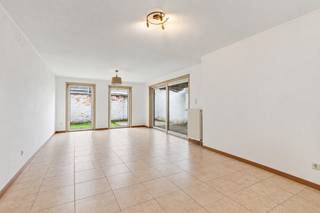 Dit kleinschalige appartementsgebouw is gelegen in een rustige en residentiële buurt in Mariakerke en vormt een interessante opportuniteit voor zowel investeerders als wie op zoek is naar een combinatie van wonen en rendement. De omgeving biedt een aangename woonkwaliteit met winkels, scholen en openbaar vervoer in de nabije omgeving, terwijl ook het centrum van Gent en belangrijke invalswegen vlot bereikbaar zijn.<br /><br />Het gebouw bestaat uit twee afzonderlijke wooneenheden. Op het gelijkvloers bevindt zich een appartement met een bewoonbare oppervlakte van 92 m². Deze woonst beschikt over een woonkamer met open keuken, één slaapkamer en een badkamer. Daarnaast is er een aangenaam terras, wat een duidelijke meerwaarde vormt. Dit appartement behaalt een EPC-score C en biedt comfortabel wonen met een praktische indeling.<br /><br />Het tweede appartement is een duplex met een bewoonbare oppervlakte van 89 m². Op het eerste verdiep bevinden zich twee slaapkamers en een badkamer. De leefruimte met open keuken is ondergebracht op het tweede verdiep en geniet van een open en lichtrijke indeling. Dit appartement heeft een EPC-score D.<br /><br />Dankzij de aanwezigheid van twee afzonderlijke appartementen, de gegeerde ligging en het duidelijke verhuurpotentieel is dit appartementsgebouw bijzonder geschikt als investering. Een ideale kans voor wie op zoek is naar een opbrengsteigendom met meerdere wooneenheden in een aangename woonomgeving.<br /><br />Huidige huurprijzen:<br />- Appartement 3 bus 001: 899,63 euro <br />- Appartement 3 bus 101: 776,18 euro <br /><br />Geen renovatieverplichtingen.<br /><br />