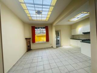 Brugge centrum, supergoede ligging, vlakbij de Vestingen ,' t Zand en het station en alle winkels ,<br /><strong><u> CHARMANT BURGERHUIS, </u></strong>te moderniseren<br />Ruime Inkomhal met mooie trap, gezellige dubbele living , grote zit en kookkeuken 35 m², badkamer, toilet , overdekte koer, kelder.<br /> 2 grote slaapkamers met plankenvloeren, vaste trap naar <u><strong>GROTE ZOLDERVERDIEPING</strong></u> waar nog verschillende kamers mogelijk.<br /> Marmeren schouwen, plankenvloeren, mooie deuren.
