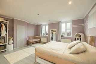 Welkom in deze uitzonderlijk ruime woning op een centrale ligging.  Dit betreft een woning ideaal voor gezinnen, samengestelde families en kangoeroewonen.<br />Met maar liefst 6 volwaardige slaapkamers (mogelijkheid tot 8 slaapkamers), 3 badkamers, 2 keukens, biedt deze woning een zee aan ruimte en flexibiliteit. <br />Elke verdieping onthult nieuwe kansen: van extra leefruimte tot werk- of hobbykamers — hier creëert u eenvoudig een indeling die perfect aansluit bij uw wensen.<br />Bovendien geniet u van een gunstig EPC-label B en een conforme elektriciteit, wat garant staat voor energiezuinig wonen. Een stevige, toekomstgerichte basis waarop u verder kunt bouwen.<br />Kortom, een unieke opportuniteit voor wie op zoek is naar ruimte, comfort en veelzijdigheid op een centrale locatie.<br /><br /><u>Leefruimtes met karakter</u><br />Op het gelijkvloers zorgen twee ruime kamers, een gezellige woonkamer, een grote keuken en een badkamer voor een warme, uitnodigende sfeer. Achteraan wacht een onderhoudsvriendelijke tuin met een zonnig terras van ca. 45 m² — de perfecte plek voor lange zomeravonden, spelende kinderen of rustige momenten in de buitenlucht.<br />De bovenverdiepingen zijn slim en flexibel ingedeeld:<br />- eerste verdieping: twee slaapkamers, een badkamer en een praktische (was)berging.<br />- tweede verdieping: een keuken met aansluitende badkamer en twee ruime slaapkamers — ideaal als aparte leefunit.<br />- derde verdieping: opnieuw twee ruime slaapkamers en een wasplaats met achterliggende badkamer.<br />De droge kelder van ca. 80 m², uitgerust met een nieuwe Vaillant condensatieketel, biedt extra opslag en technische ruimte. De aanwezigheid van 3 gasmeters en 2 elektriciteitsmeters onderstreept het unieke potentieel van deze woning.<br /><br />De geafficheerde prijs betreft een minimumprijs. Biedingen vanaf dit bedrag zullen in overweging genomen worden.<br /><br /><br /><br />📩 Meer info of een bezoek: info@wellimmo.net<br />📞 03/225 00 68 of 0468/07 55 56 (Gerd)<br /> 