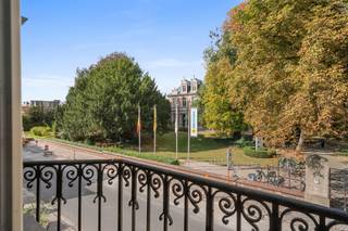 [[ DIT PAND NEEMT DEEL AAN DE ERA OPEN HUIZEN DAG OP 6/12 VAN 9:30 TOT 10:30 ]]
<p>Deze authentieke woning biedt maar liefst vijf slaapkamers, een garage en een buitenterras. Het huis heeft karaktervolle elementen zoals Congolees houten deuren met loodglasramen en beschikt bovendien over een volledige kelder.</p>

<p>Er is bovendien een goedgekeurde bouwvergunning om de woning te verbouwen tot kantoor en duplexappartement, wat extra potentieel biedt voor wie op zoek is naar een pand met mogelijkheden.</p>

<p>Op het gelijkvloers tref je een ruime keuken (12m²), een lichte leefruimte (21m²) en een moderne badkamer (5m²). De eerste verdieping biedt drie volwaardige slaapkamers (10-10-16m²) en één kleinere kamer (6m²), terwijl je op de tweede verdieping nog twee extra kamers (9-11m²) en een zolderruimte (23m²) vindt. Dankzij de indeling leent de woning zich ook perfect voor een kantoorruimte.</p>

<p>De ligging is een absolute troef: het station en diverse bushaltes liggen op wandelafstand, net als winkels, scholen en alle dagelijkse voorzieningen. Voor ontspanning ligt het Egmontpark vlakbij, een groene oase met wandelpaden en speelzones.</p>

<p>Mis deze kans niet en plan vandaag nog een bezoek!</p>