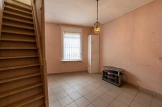 Deze te renoveren woning bevindt zich in het hartje van Sint-Amandsberg, vlakbij winkels en het dampoortstation en op nog geen 10 minuten fiesten van het centrum!
De woning is ingedeeld als volgt; inkom met leefruimte, ingerichte keuken en badkamer. Op het eerste verdiep bevindt zich de slaapkamer en nog een extra, praktische bureauruimte.
Desondanks de kleine oppervlakte is de woning toch heel praktisch ingericht. Ideaal voor jonge starters of voor studenten.
Wenst u meer informatie of een bezoek ter plaatse? Bel dan zeker op het nummer 0479/ 06 38 75.