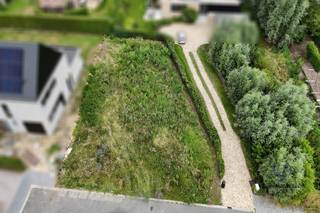 Wij bieden graag het laatste beschikbare lot in de verkaveling Teirlinkhof aan.<br /><br />Een unieke én laatste kans om uw droomwoning te realiseren in deze rustige residentiële omgeving op een perceel van 541 m², bestemd voor een open bebouwing.<br />Bijzonder kindvriendelijk dankzij de ligging in de pijpenkop.<br /><br />Mis deze uitzonderlijke opportuniteit niet!