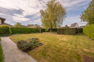 Deze instapklare en ruime villa met een bewoonbare oppervlakte van 228 m² beschikt over vier volwaardige slaapkamers en een prachtige tuin. De...