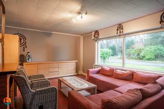 Op een schitterende locatie te Bonheiden bevindt zich deze open bebouwing met 3 slaapkamers en inpandige garage op een perceel van 477 m². U geniet hier van een uitstekende bereikbaarheid richting belangrijke invalswegen en bevindt zich tegelijk vlakbij het centrum van Bonheiden met winkels, eet-en drankgelegenheden, scholen en het openbaar vervoer op wandel- en fietsafstand.<br /><br />We betreden de woning via de inkomhal. De woonkamer geniet van veel lichtinval en kan worden ingericht met een gezellige zithoek. Aangrenzend bevindt zich de ruime eetkamer en de keuken, die voorzien is van de voornaamste toestellen. Vanuit de eetplaats heeft u verder nog toegang tot een bureau die eveneens gebruikt zou kunnen worden als extra slaapkamer. Het gelijkvloers beschikt aan de achterzijde nog over een badkamer met douche, een veranda, een inpandige garage en een apart toilet. De ruime nachthal op de eerste verdieping geeft ons toegang tot 2 slaapkamers en een apart toilet met lavabo. In de tuin kunt u steeds in alle rust en privacy genieten van het mooie weer. Een tuinhuis voorziet u van extra comfort en opbergruimte voor al uw tuinspullen. <br /><br />U bent verplicht om deze woning binnen de 6 jaar na aankoop grondig energetisch te renoveren tot minimum EPC-label D.<br /><br />Dit is een uitstekende opportuniteit als u op zoek bent naar een renovatieproject met zeer veel potentieel in het centrum van Bonheiden. Contacteer ons op 0497 14 67 97 voor meer informatie of neem een kijkje op www.boonstravastgoed.be. <br /><br />Bijzonderheden:<br />- Garage<br />- 3 slaapkamers<br />- Uitstekende locatie 