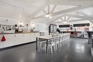 <span>Charmante woning met diverse (uitbreidings)mogelijkheden en vergund bijgebouw (momenteel ingericht als feestzaal) op een prachtig perceel van 2.012m². <br /><br />Indeling GLV: charmante inkomhal; kelder; ruime en lichtrijke woonkamer op parket met airco (2022); open ingerichte keuken; badkamer bevat toilet, douche en dubbele lavabo; berging / wasplaats met rechtstreekse toegang naar de tuin. <br /><br />1V: 2 slaapkamers (masterbedroom waren vroeger 2 slaapkamers); uittrekbare trap naar de bergzolder. <br /><br />Vooraan is de woning voorzien van parking; afgesloten poort; toegang tot aangelegd terras; vergund bijgebouw (in 2017 ingericht als feestzaal met aparte keuken); mooie diepe tuin met zicht op agrarisch gebied. <br /><br />Algemeen: <br />- Geen renovatieplicht (CV-ketel van 2020) <br />- Elektriciteit en zonnepanelen (28) conform + 3 fase aanwezig <br />- Asbestveilig <br /><br />Bekijk zeker de 360° rondgang via onze website (+ mogelijkheid tot opmeten en ontmeubelen).<br />Alle attesten zijn beschikbaar onderaan op onze website. <br />Voor meer info of een bezoek: 0472 22 22 44 of thanee@solittvastgoed.be.</span>