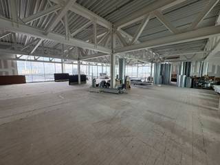 <p><strong>ALGEMEEN</strong></p>
<p>Hoogwaardige kantoorruimte van ca. 621 m² op de zesde verdieping van PLANT 1, een modern reconversieproject op de voormalige General Motors-site aan de Michiganstraat in Antwerpen. De kantoorruimte combineert een unieke industriële setting met hedendaagse architectuur, veel natuurlijk licht en een panoramisch uitzicht over de stad en de haven.</p>
<p>De ruimte wordt als open office met de mogelijkheid om een indeling te voorzien. Dankzij de ligging nabij de Noorderlaan en de Antwerpse Ring geniet de site van een uitstekende bereikbaarheid, zowel met de wagen als met het openbaar vervoer.</p>
<p>PLANT 1 maakt deel uit van een multifunctionele site met onder meer een restaurant en Europa's grootste indoor e-kartingbaan. De combinatie van een hoogwaardige werkomgeving, duurzame technieken en uitgebreide parkeermogelijkheden maakt dit een toekomstgerichte kantoorlocatie.</p>
<p><strong>KENMERKEN</strong></p>
<ul>
<li>Kantoorruimte van ca. 621 m²</li>
<li>Zesde verdieping met panoramisch uitzicht</li>
<li>Hoogwaardige en energiezuinige afwerking</li>
<li>Parkeermogelijkheden en laadpalen</li>
<li>Uitstekende bereikbaarheid via Noorderlaan en Antwerpse Ring</li>
</ul>
<p><strong>FINANCIEEL</strong></p>
<p>Huurprijs kantoor: €195/m²/jaar excl. BTW<br />Jaarlijkse huurprijs: €121.095/jaar excl. BTW<br />Maandelijkse huurprijs: €10.091,25/maand excl. BTW<br />Bijkomende kosten: op aanvraag</p>