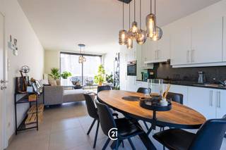 <p>Ontdek dit instapklare nieuwbouwappartement uit 2020, gelegen op de eerste verdieping. Dankzij de moderne afwerking, de lichtrijke leefruimte en het zonnige terras biedt dit appartement alle comfort voor wie op zoek is naar een eigentijdse woonst.</p><p>Troeven:</p><p>* Nieuwbouwappartement (2020) verkoop onder registratierechten 2% onder vw<br />* EPC-label B<br />* Ruime, lichtrijke leefruimte<br />* Open, volledig uitgeruste keuken met keukeneiland<br />* Terras met aangename avondzon<br />* 2 volwaardige slaapkamers<br />* Moderne badkamer met inloopdouche<br />* Apart toilet<br />* Praktische bergruimte met sanitaire aansluitingen voor toestellen<br />* 200m wandelen naar het station van Haaltert<br />* Gemeenschappelijke fietsenberging<br />* Private autostaanplaats achteraan het gebouw (verplicht aan te kopen voor € 15.000)</p><p>Neem vrijblijvend contact op voor een afspraak!</p>
