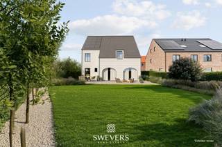 Voor meer info en foto’s, surf naar www.swevers.be – Deze bouwgrond in Lummen, gelegen in de Vinnehoekstraat, biedt een uitstekende kans om een eigen woonproject te realiseren in een rustige en toch goed bereikbare omgeving. Het perceel heeft een oppervlakte van 7a 31ca en is oostelijk georiënteerd, wat zorgt voor een aangename ochtendzon en optimale benutting van tuin en leefruimtes. Met een perceelbreedte van 18 meter en een diepte van 42,5 meter zijn de verhoudingen ideaal voor het bouwen van een ruime woning met voldoende buitenruimte. Er zijn diverse bouwmogelijkheden, waaronder een open bebouwing, mits het bekomen van de nodige vergunningen. Dit geeft de koper de vrijheid om een woning te ontwerpen die volledig aansluit bij de eigen wensen. De ligging combineert rust met praktische nabijheden: de aansluiting met de snelweg bevindt zich op slechts 246 meter, openbaar vervoer op amper 10 meter, scholen op 1,7 kilometer en winkels en ontspanning op ongeveer 2 kilometer. Dit maakt het perceel bijzonder interessant voor wie comfortabel en vlot bereikbaar wil wonen. Een sterke opportuniteit voor wie op zoek is naar een toekomstgerichte bouwgrond in een aangename woonomgeving. Voor meer informatie, bel 011 255 155.