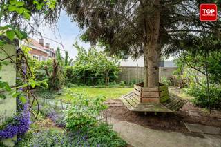 De ligging van deze woning is een absolute troef. Op wandelafstand bevinden zich prachtige parken zoals Provinciaal Domein Rozebroeken, Arbedpark en Bijgaardepark. Ook de Schelde en het Nationaal Park Scheldevallei liggen in de nabije omgeving. Met de fiets bereik je het centrum van Gent al binnen 10 minuten. Scholen, winkels en openbaar vervoer (bus en station Station Gent-Dampoort) zijn bovendien vlot bereikbaar.<br /><br />De woning werd doorheen de jaren grondig gerenoveerd. Zo werd er een volledig nieuw verwarmingssysteem geplaatst met een condenserende ketel van Vaillant<br />, werd de elektriciteit vernieuwd en conform gemaakt, en werd in 2019 het dak volledig vernieuwd en ecologisch geïsoleerd met 30 cm cellulose (papiervlokken), inclusief de plaatsing van zonnepanelen. Alle muren werden in 2019 ecologisch herpleisterd door De Tintelijn<br />met natuurgips en basisleem. In 2025 werd ook een nieuwe badkamer geïnstalleerd.<br /><br />Indeling<br /><br />Gelijkvloers: inkomhal, woonkamer en eetkamer. In de aanbouw bevinden zich de keuken en badkamer. Aansluitend zijn er nog twee praktische ruimtes voor was en opslag. Achteraan de tuin is er een schuurtje.<br /><br />Eerste verdieping: een slaapkamer met zicht op de tuin en een ruime kamer aan de straatzijde, momenteel opgedeeld met een valse wand waardoor er in totaal drie slaapkamers zijn op deze verdieping.<br /><br />Tweede verdieping: bereikbaar via een vaste trap, met een ruime extra slaapkamer.<br /><br />De zuidgerichte tuin is een echte meerwaarde en beschikt over diverse fruitbomen, waaronder perziken, kersen, vijgen, appels en peren. Daarnaast zijn er ook een druivelaar, pruimenboom en frambozen aanwezig. Via een achterpoortje met uitweg naar de Salviastraat kan je gemakkelijk met de fiets de tuin betreden.<br /><br />Kortom, een instapklare woning met een solide basis en tal van mogelijkheden, rustig gelegen in een groene omgeving en nog volledig naar eigen smaak af te werken.<br /><br />Woning vrij bij akte.<br /><br />Bel Top Vastgoed voor een bezoek op 0475 700 700.